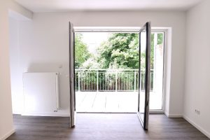_Wohnzimmer_Balkon-02 (1)
